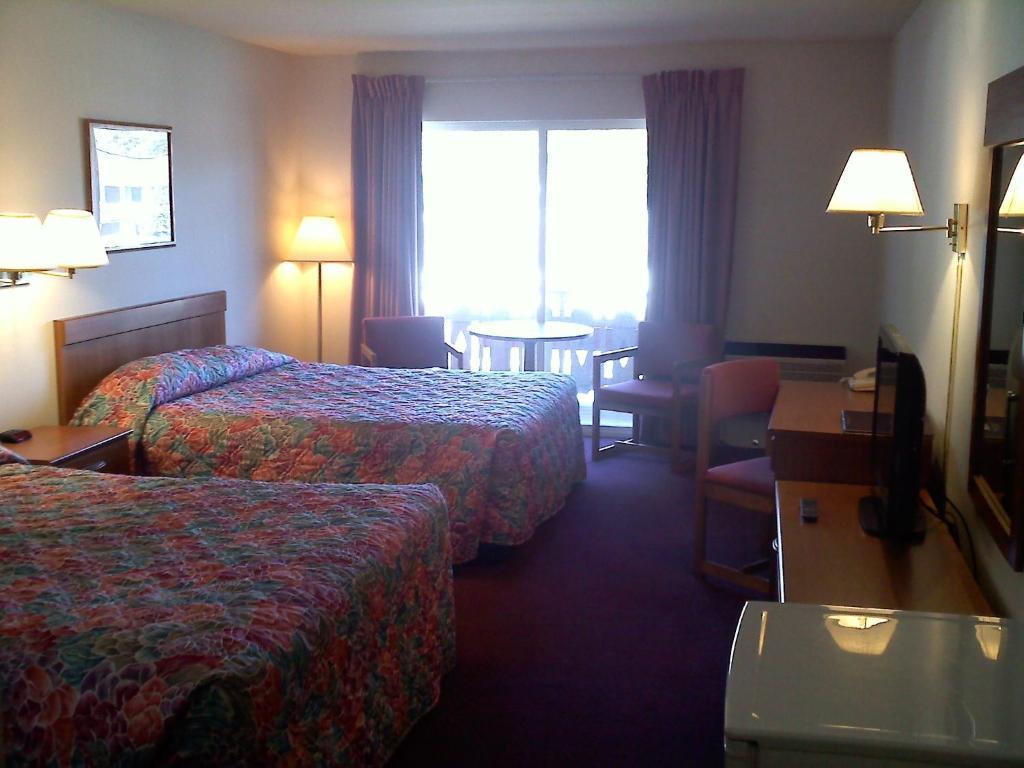 لايك بلاسيد Carriage House Motor Inn الغرفة الصورة