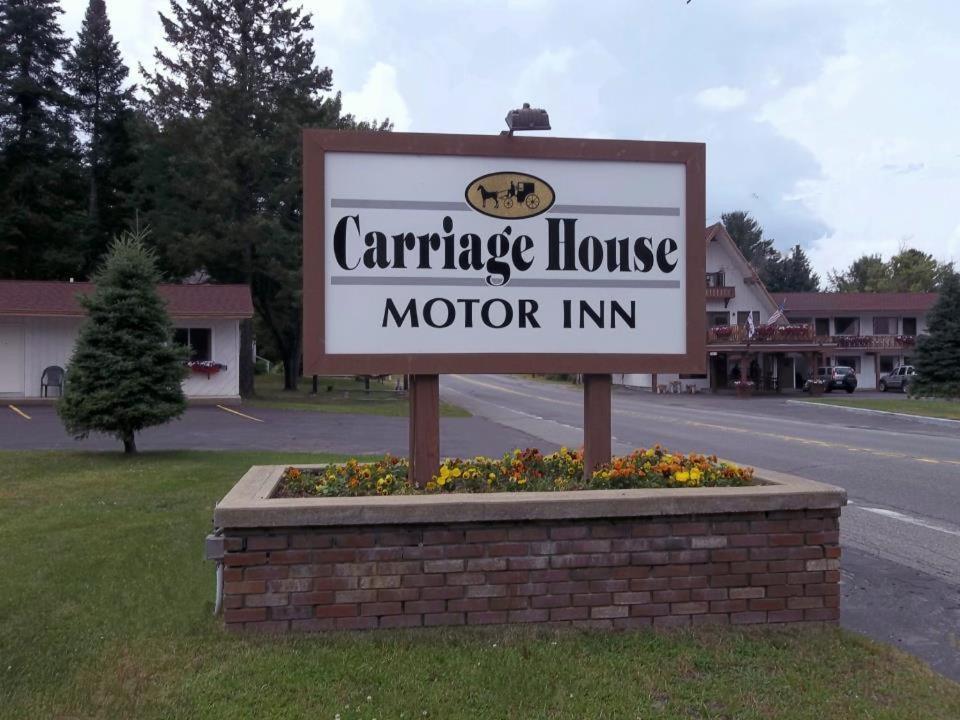 لايك بلاسيد Carriage House Motor Inn المظهر الخارجي الصورة